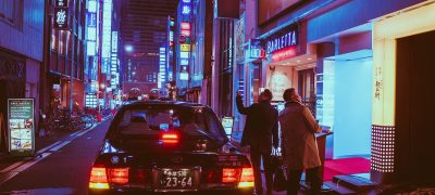 大广赛影视广告类银奖作品截图，年轻人在城市街头的真实生活场景，暖色调纪录片风格，情感真实